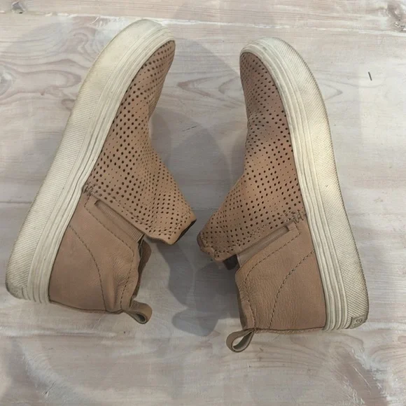 Dolce Vita Sneakers - Picture 4 of 9